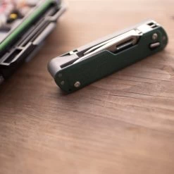 Leatherman FREE T4 Multi-Tool, Colors -Sale Leatherman LT832873 Leatherman Free T4 Evergreen Closed